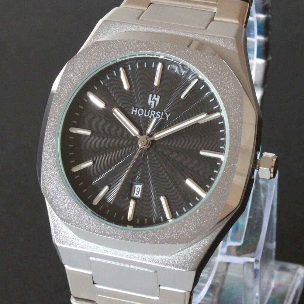 Men's Sports Watch Integrated Bracelet Black Dial 42mm - Picture 10 of 16